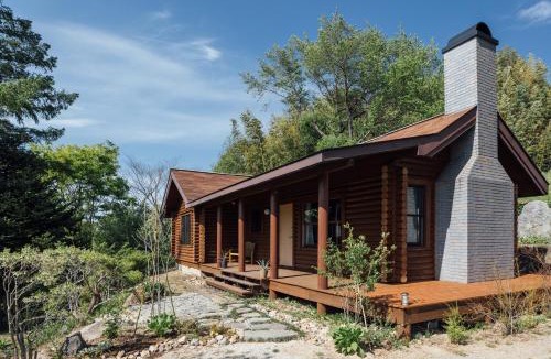 Nakagawa House | Private Log House with Trees & Garden 一棟貸し Log nagare
