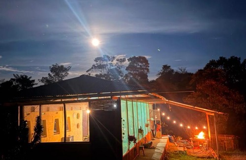 Sauce Cabin | Refugio natural con vista a la Laguna Azul