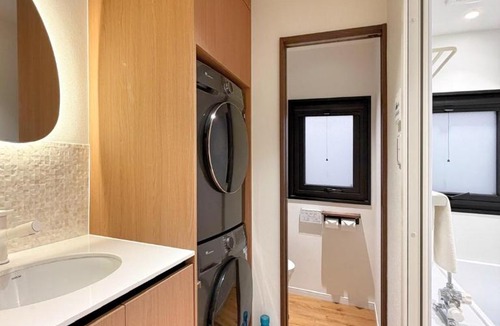 Iriya Apartment | ROKU GRKU2 Newly Renovated Japanese-Modern Duplex, 3 Bedrooms, 2 King Beds and 3 Single Beds, 2 Showers and 2 Toilets, 5 Min to Iriya, Sleeps 7hs