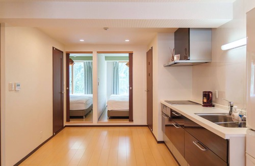 Namba Apartment | SERENE | Kuromon ・ 202 | 3BR ・ 2 Shower Rooms | Private Home for Families and Groups