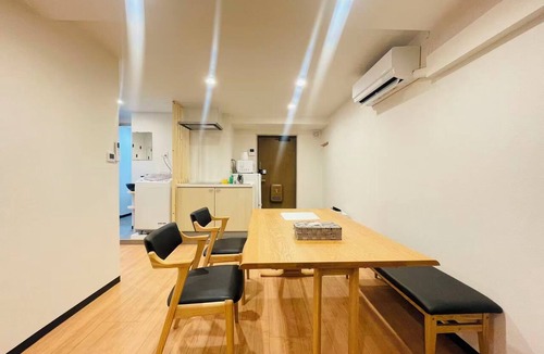 Konohana Apartment | SERENE | Nishikujo, 4th Floor | 60 ㎡, Sleeps 7 | Direct Access to USJ and Osaka Station