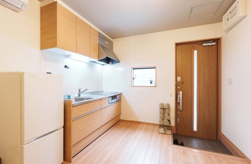 Kita Bed & Breakfast | SERENE Osaka | 1 Minute to Tenjinbashi Station | Entire House | 1 Stop to Umeda | 3BR