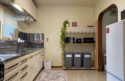 Furano House | Spacious Furano 7ppl 4bdr stay. 2 min to Ski Lifts & Close to Summer Spots