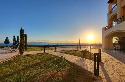 Sakkala Apartment | Stunning ocean view - quiet *Susi's The View*