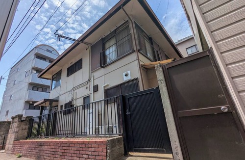 Nakajin Cho House | Takamatsu | Private House Rental for Up to 24 Guests | Large Groups Welcome | 1-minute walk to a convenience store and paid parking | Bicycle parking available in the backyard