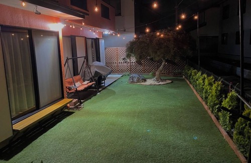 Midori House | The BIG Orange House with yard ! Direct bus from Haneda.