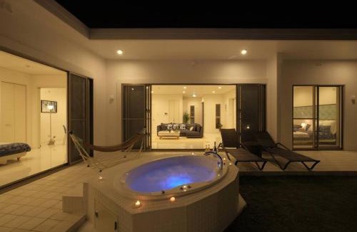 Nakijin Villa | The KOURI 海まで30秒の絶景ヴィラ 星空ジャグジーとBBQ 最大10名 ペット可
