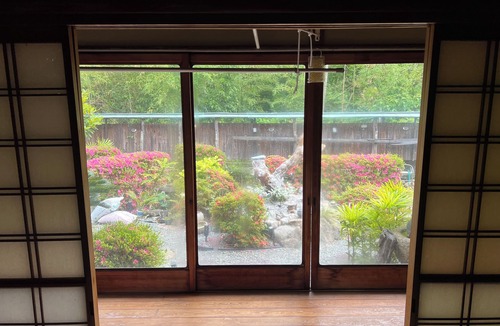Naoshima House | The owner operates a spacious old private house, Mukaijima-tei Restaurant, and a marine cab service.