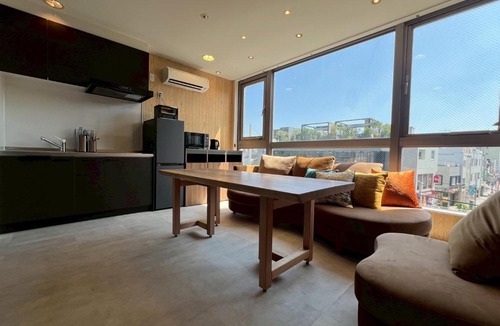 Setagaya Apartment | Tokyo Gallery Stay 駅1分で貸切 8人OKのアーティスト制作のベッド 桜を見下ろせる部屋 商店街で賑やか