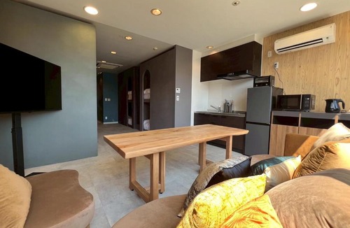 Setagaya Apartment | Tokyo Gallery Stay 駅1分で貸切 8人OKのアーティスト制作のベッド 桜を見下ろせる部屋 商店街で賑やか