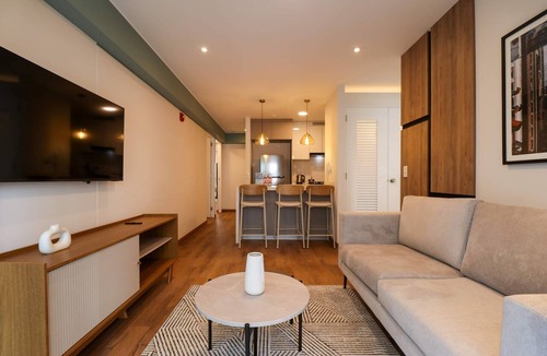 Leuro Apartment | w Group-friendly 3BR w Balcony in Miraflores