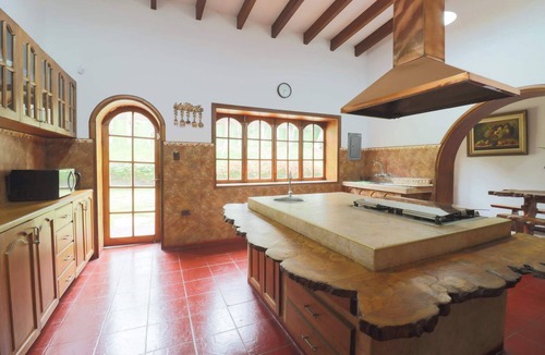 Pachacamac House | w*| Spacious 12BR Stay w/Pool, BBQ in Pachacamac
