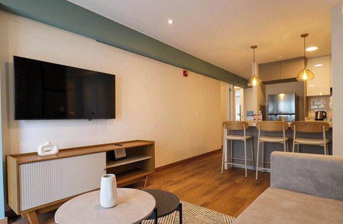Leuro Apartment | w *|Spacious 3BR w/Balcony in Miraflores