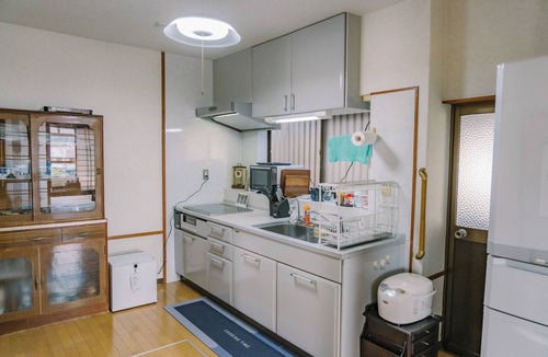 Kirishima House | You can enjoy the local hot spring town. Nearest hot spring: 4 minutes | 13 minutes by car from the airport | "Hidamari" private rental house—accommodates up to 8 guests