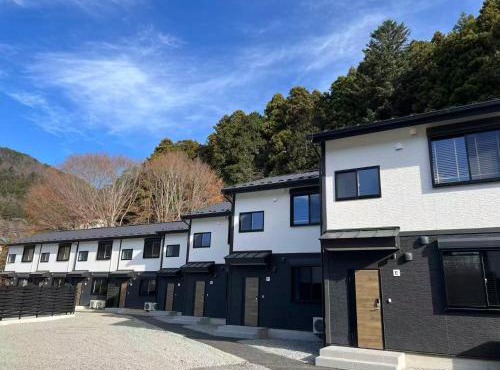富士晴 湖畔 Villas 花园