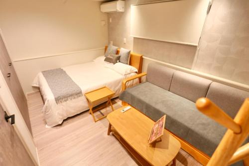 新宿大江戸線 l Metro 4 min to Shinjuku St l Luxury Home in Shinjuku City in Tokyo