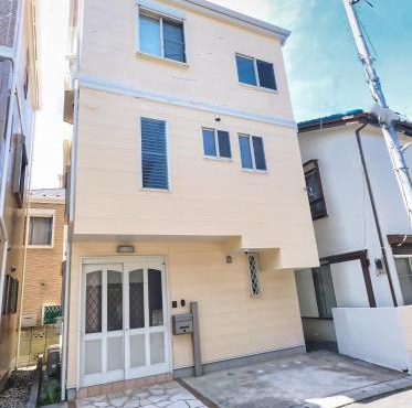 最大12名宿泊の駐車場付一棟貸切戸建, 3駅徒歩圏, 3路線利用でディズニーランド, 浅草, 東京都心, 成田&羽田空港, 幕張へも大変便利 in Ichikawa