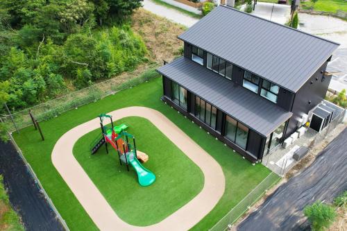 遊び場いっぱい Kidsʻ Play Villa 庭付き貸別荘 最大14名 屋根付きBBQ