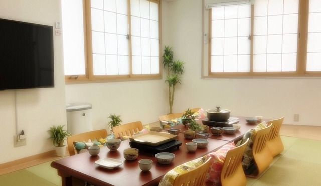 1 minute walk from the station in a good location! Accommodates 10 people! Rooftop BBQ available! Renovated! 3 bedrooms! 7 minutes to USJ! It takes 10 minutes to Namba by train! WIFI available in 大阪市