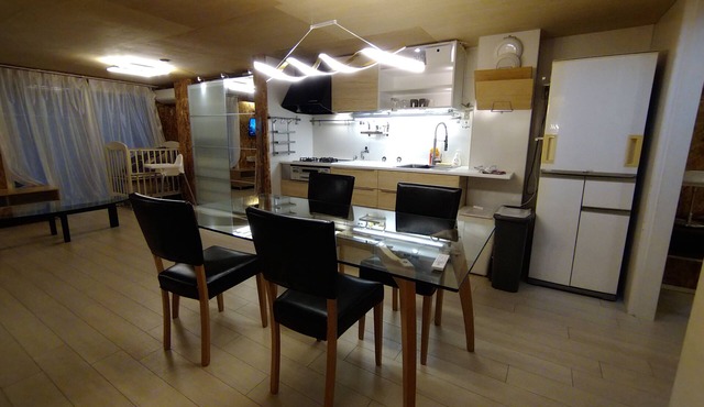 3 Double beds + crib 101 Fully equipped kitchen & great for long term stays in Kyoto