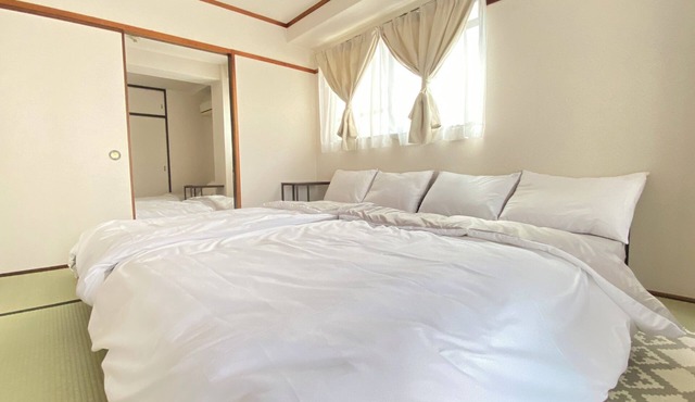 30sec walk to Tsutenkaku/1 stop to Namba Sta/4Beds