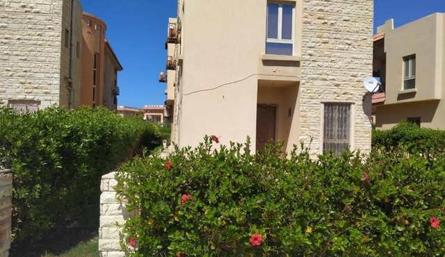 5 bed room villa private garden and pool, 2 min walk from beach