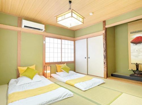 5 mins walk from Yuzaki bus stop, sea view, parking lot,