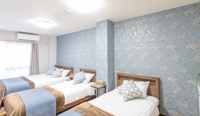 5-minute walk from Nihonbashi Station/Luggage storage available in front of the building/Families are welcome/Within walking distance of Kuromon Market, Shinsaibashi, and Namba/24-hour supermarket nearby/Fixed Wi-Fi available in Osaka City