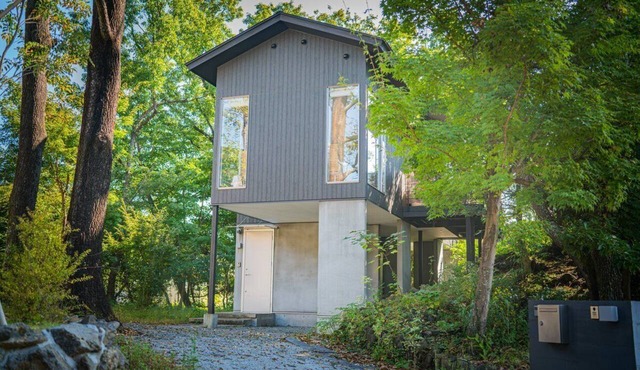 A designer villa "floating" in the woods of Izu Kogen, designed by an architect to engage all five senses (accommodates up to 5 guests) in 伊東市八幡野