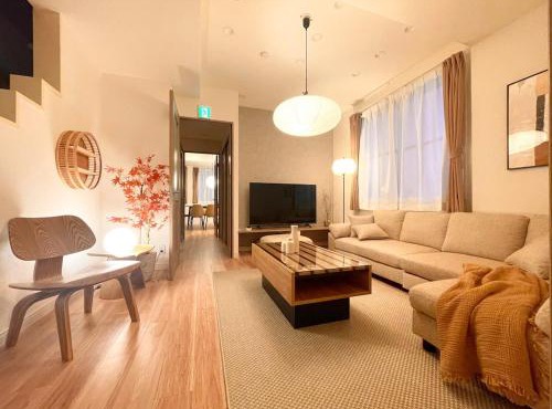A home that captures the colors and spirit of Japan in Tokyo