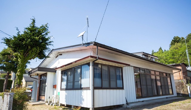 A house 5 minutes on foot from Marumori Station on the Abukuma Kyuko Line. One hour from Sendai Station.
