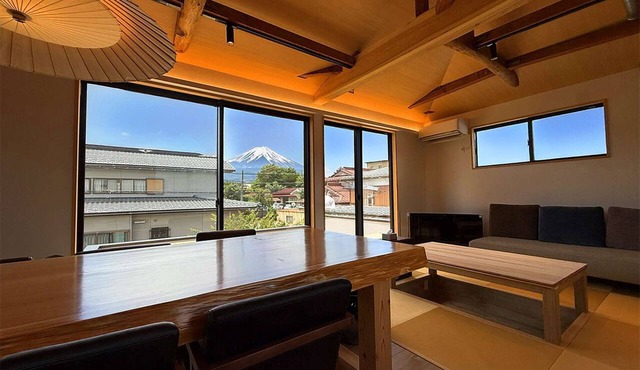 A Modern Japanese-Style Villa with a View of Mount Fuji Right Before Your Eyes | Includes a BBQ and Sauna, plus a Bath for 10 People | Accommodates up to 16 Guests in 山梨県