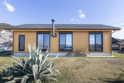 Amakusa Retreat House,天草リトリートハウス大きな窓から海を一望,静かな港の前に建つ自然素材の貸別荘