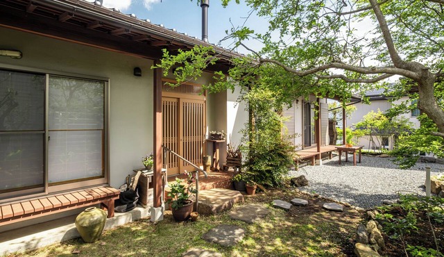 Aoki-daira Little Retreat [At the Foot of Mt. Fuji]—A Single-Story Home Featuring Amber-Colored Cedar and Handcrafted Details/Amber Cedar Retreat near Mt. Fuji in 富士宮市