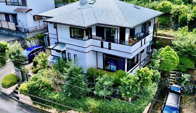 Atami, Ajiro | Entire House Rental for Up to 15 Guests | 4 Bedrooms, 2 Bathrooms, 2 Toilets | BBQ in the Garden | Free Parking for 4 Cars | 15-minute walk to the ocean | Perfect for family and group trips in 静岡県熱海市下多賀