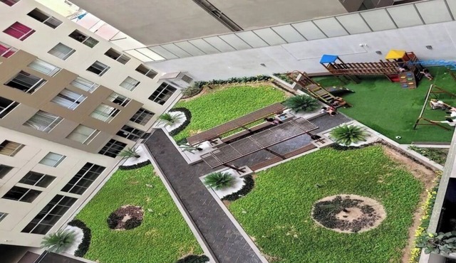 Aura Bella - Prime Location! Walking Distance to Malls, Restaurants & Services.