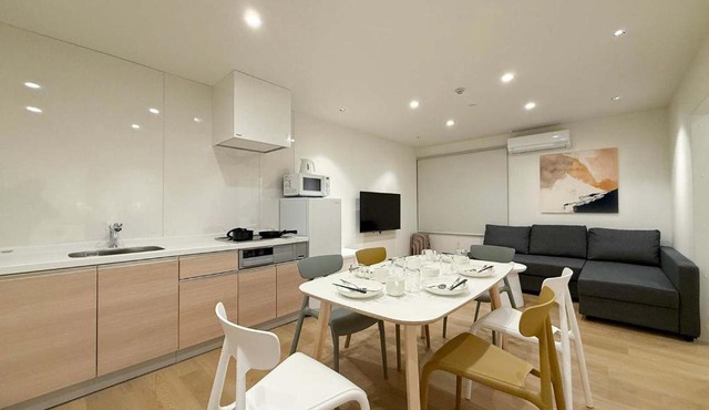 b hotel Nikkei - Central 3BR Apt Close to Shopping & Dining