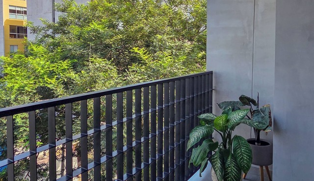 Balcony and fiber-optic WiFi just steps from the Malecón