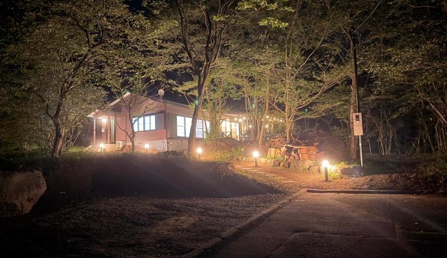 BBQ屋根付き大型ウッドデッキ川のせせらぎを聴きながら贅沢時間ペット同伴OK森と音に癒されるコテージ Rill
