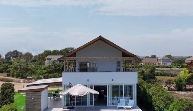 Beachfront House w/Private Pool in Playa del in Chincha