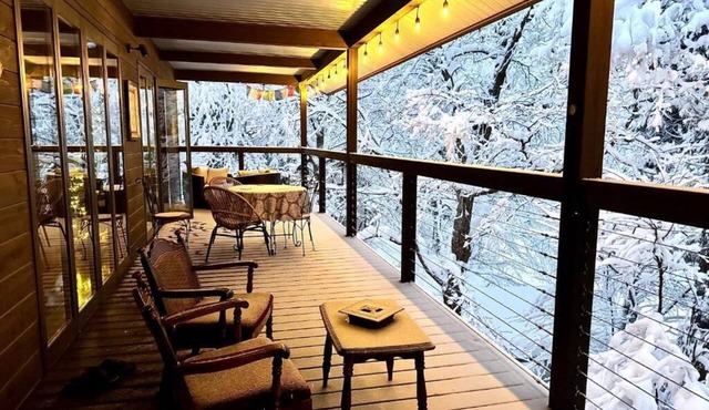 Bears Den Hakuba | Private Lodge | 5 Bedrooms with Private Bathrooms, Hot Tub, and Walking Distance to the Ski Resort in 白馬村