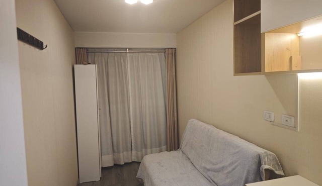 “Bienvenido a este moderno departamento de una habitación y media,
