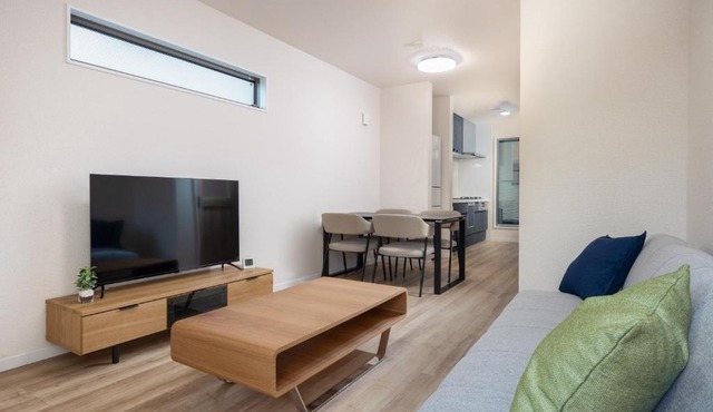 Bridge Stay Midoribashi - Spacious Stay in Higashinari, Easy Access for Osaka Sightseeing, Brand-New Opening in Higashi-Imazato Area, Sleeps up to 10 Guests