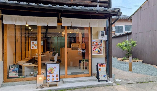 Cafe & Hotel Palette Stays in Ozu
