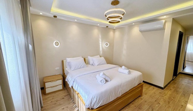 Calm & Classy 2BR - 5 min to Airport