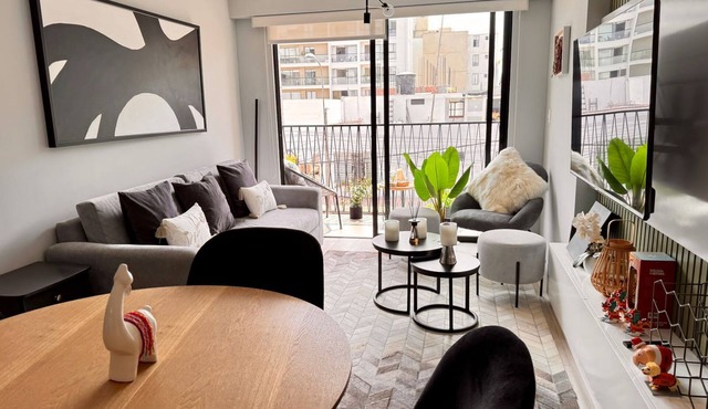 Charming 2 bedroom apartment. Closer to waterfront! in Miraflores