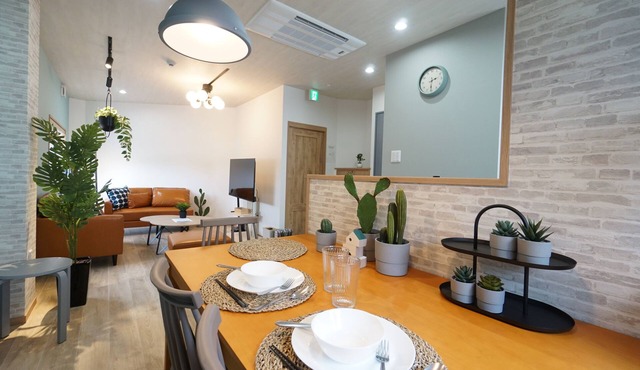 Deep Osaka! B runway 2 minutes from the station! Ideal location for sightseeing in Namba & USJ Osaka! Up to 10 people are allowed at the same price. in 大阪市