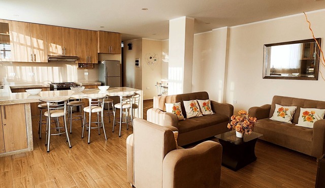 Departamento Céntrico Segundo Piso con Cochera