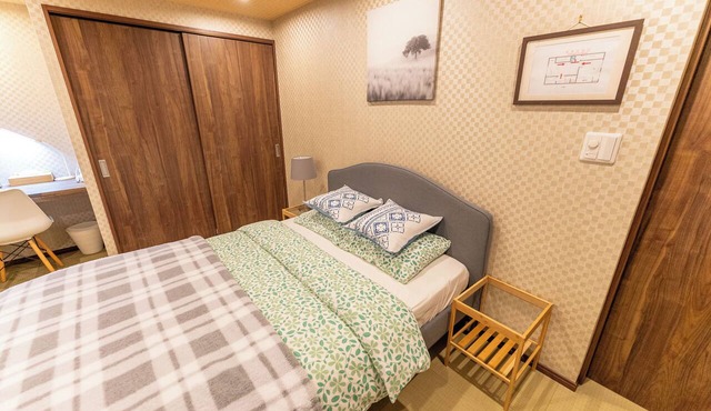 Direct from Kansai Airport | 8-minute walk from Tenka-chaya Station | Quiet 40-square-meter private rental | Accommodates up to 2 guests | Convenient access to Namba, Shinsaibashi, and Umeda | Includes a bathtub and kitchen in Nishinari-ku