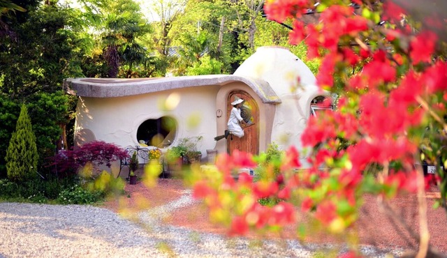 First in japan Earthbag House innEnglish Garden / Isumi Chiba